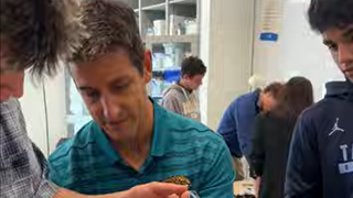 Kaplan ’95 Brings Real-World Medicine to Anatomy Class 