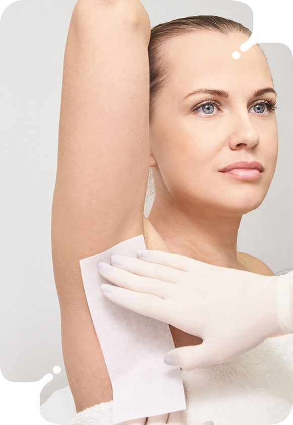 A woman's butt with a water droplet, showcasing the results of a Clarifying Underarm Treatment for hydration.